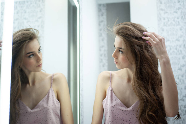 Günaydın banyodaki güzel genç bayan. Saç bakımı - Fotoğraf, Görsel