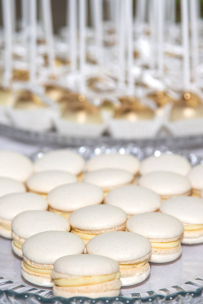 Close-up de macaroons brancos doces em uma mesa de banquete festiva no restaurante. Profundidade do campo. - Foto, Imagem