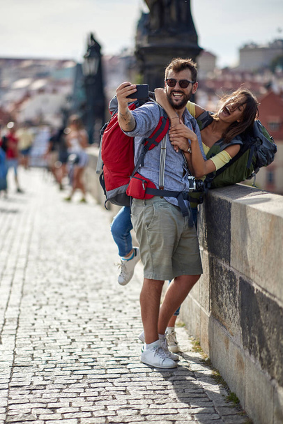 Tourist couple taking a selfie in Prague - Fotoğraf, Görsel