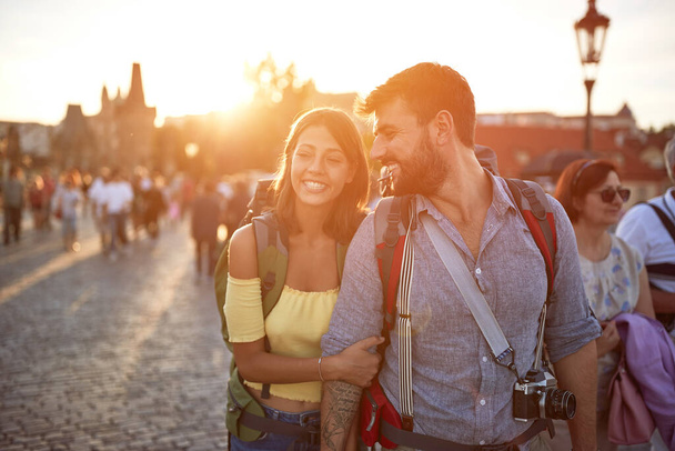 Tourist couple sightseeing in Prague; Traveller lifestyle - Foto, imagen