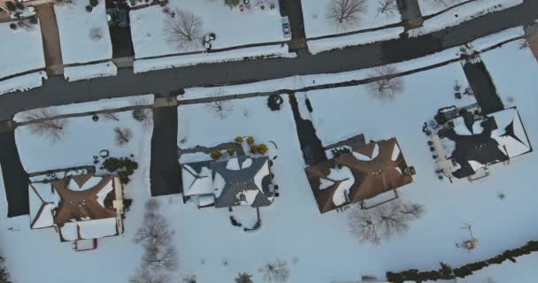 Αεροφωτογραφία του χιόνισε σε παραδοσιακά προάστια κατοικιών στο χιόνι στα δέντρα το χειμώνα, πανόραμα νωρίς την άνοιξη στο ποτάμι - Πλάνα, βίντεο