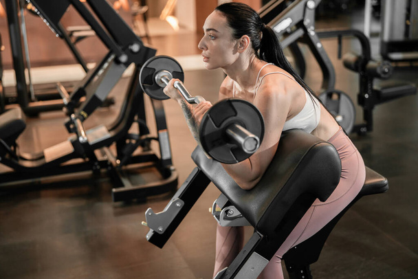 Joven hermosa caucásica en forma fuerte mujer está haciendo ejercicios en el gimnasio - Foto, imagen