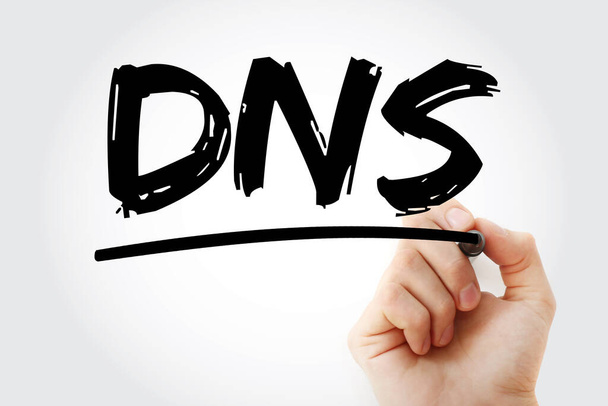 DNS - ακρωνύμιο συστήματος ονομάτων τομέα με μαρκαδόρο, υπόβαθρο έννοιας τεχνολογίας - Φωτογραφία, εικόνα