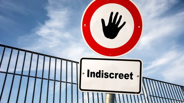 Ulice podepsání směru k diskrétnosti versus indiskrétní - Fotografie, Obrázek