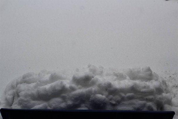 Lähikuva sininen lumilapio työnsi lunta - Valokuva, kuva