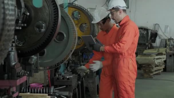 Główny inżynier wyjaśnia przepływ pracy pracownikom fabryki. koncepcja przemysłowa i techniczna - Materiał filmowy, wideo