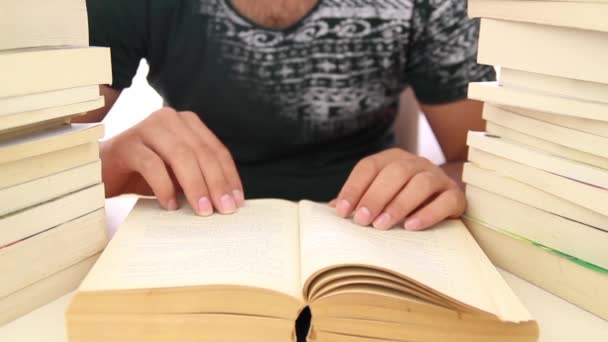 Μαθητική ανάγνωση μεταξύ βιβλίων - Πλάνα, βίντεο