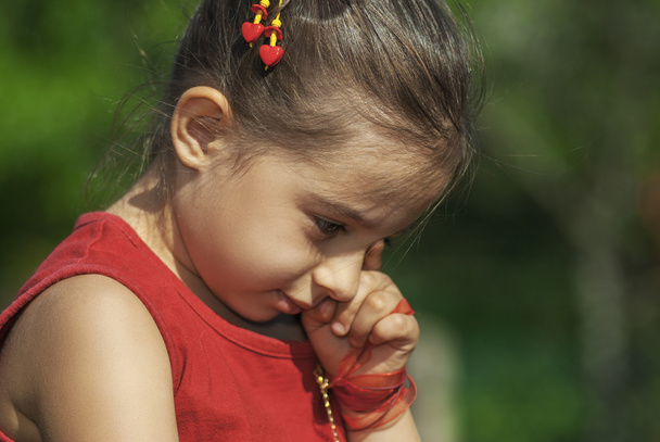 Pikkutyttö itkee
 - Valokuva, kuva