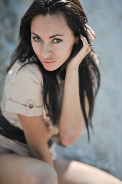 Красива молода жінка в літньому одязі на піску
 - Фото, зображення