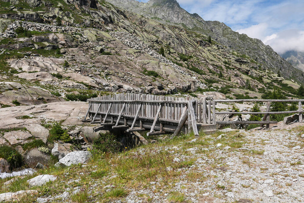 Trentino 'daki Val Nambrone' daki Cornisello göllerine giden yolda tahta köprü, İtalya 'daki seyahat ve manzaralar  - Fotoğraf, Görsel