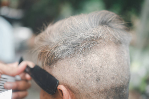 Detailní záběr kadeřník řezání senior asijské muž šedé vlasy - Fotografie, Obrázek