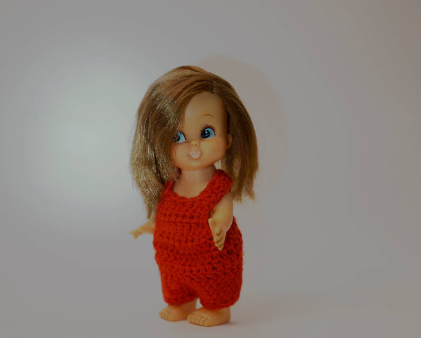かわいい古い人形が洗ってブラッシングしました。50年前に見つけた。私の母は彼女をきれいにし、彼女のためにスーツを作った。妻は写真撮影のためにもう一度彼女を掃除した。彼女はここに.... - 写真・画像