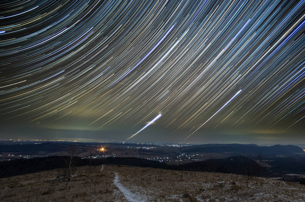 ウクライナの星空の下での星のトレイル - 写真・画像