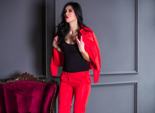 Bruna donna in abito rosso. Look moderno sensuale alla moda, grazioso stile business - Foto, immagini