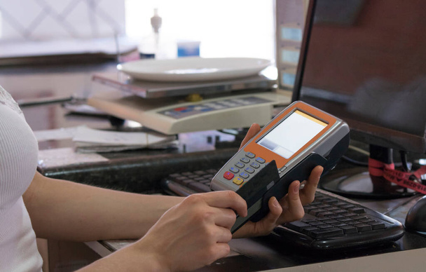 Κρατώντας ένα μηχάνημα πληρωμής με πιστωτική κάρτα σε ένα εστιατόριο  - Φωτογραφία, εικόνα