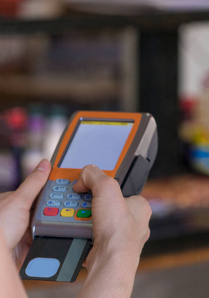 Проведение платежного автомата с кредитной картой в ресторане  - Фото, изображение