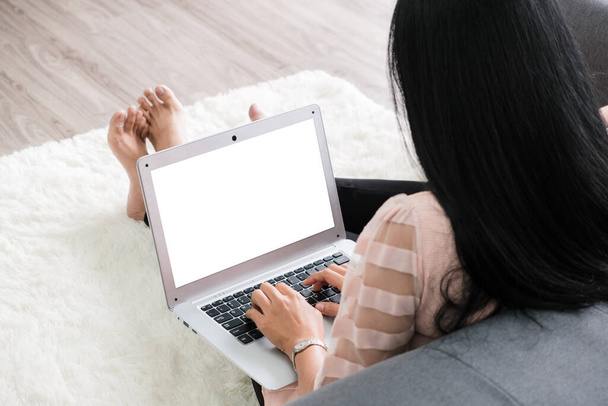 Азійські жінки використовують ноутбуки для навчання в Інтернеті, роботи з дому і транзакції під час коронавірусного спалаху.. - Фото, зображення
