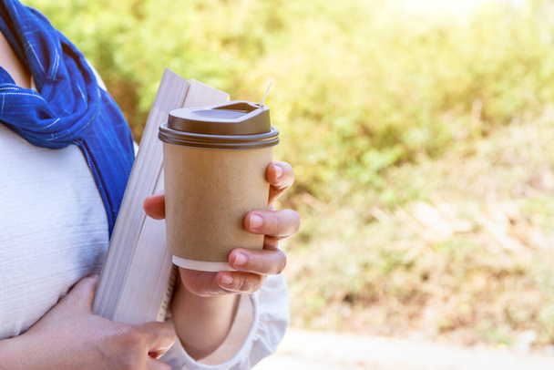 Mão feminina com xícara de papel de café tirar, copos de café de papel nas mãos das mulheres com manicure perfeito - Foto, Imagem