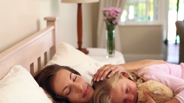Mother and daughter sleeping together in bed - Felvétel, videó