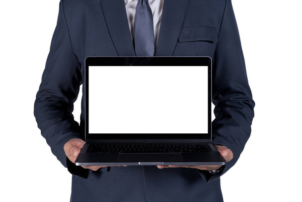 Sección media de un hombre de negocios que sostiene el ordenador portátil con una pantalla blanca vacía sobre fondo blanco aislado. Empresario sosteniendo un portátil, aislado sobre fondo blanco - Foto, imagen