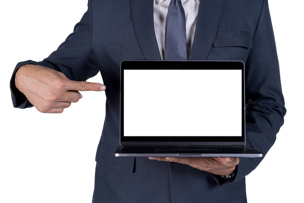 Sección media de un hombre de negocios que sostiene el ordenador portátil con una pantalla blanca vacía sobre fondo blanco aislado. Empresario sosteniendo un portátil, aislado sobre fondo blanco - Foto, imagen