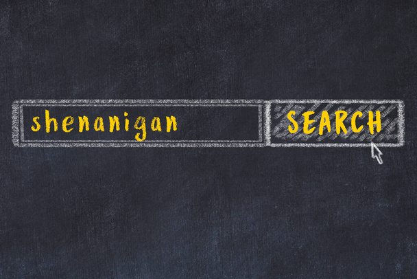 シェナニガンを探すというコンセプト。検索エンジンのチョーク図面と木製の黒板に碑文 - 写真・画像