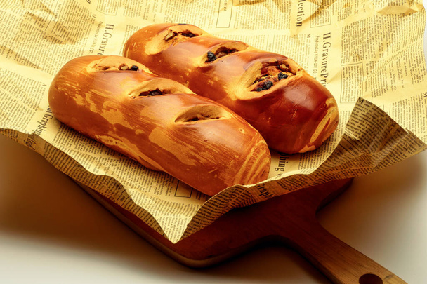 Arany sárga dió kenyér, kérges fekete búza élesztő kenyér, teljes fekete kenyér fehér alapon. - Fotó, kép