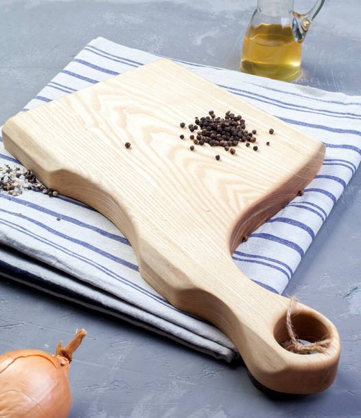 Boş mutfak tahtası ve baharatlar - Fotoğraf, Görsel