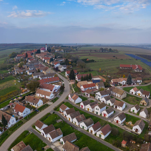 Güney Macaristan 'ın Palkonya köyünde şarap mahzenleri üst üste - Fotoğraf, Görsel