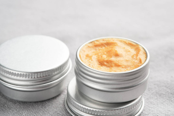 Dos frascos de producto cosmético natural sobre tela de lino - Foto, Imagen