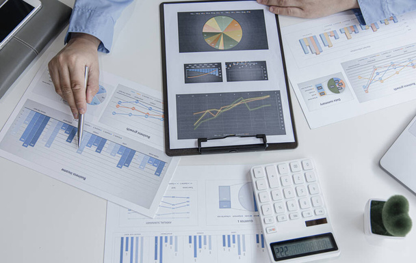 Biznesmen finansowy analizować wykres wyników firmy do tworzenia zysków i wzrostu, Raporty z badań rynkowych i statystyki dochodów, Koncepcja finansowo-księgowa. - Zdjęcie, obraz