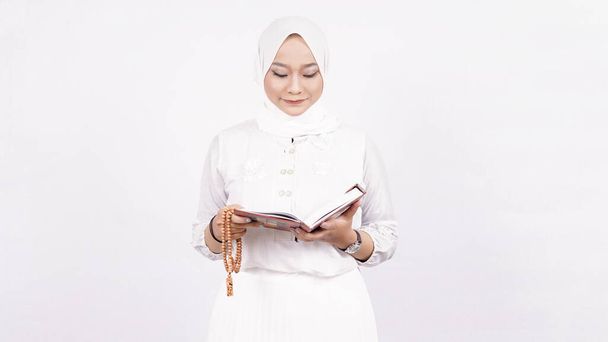 祈りのビーズを身に着けているアジアのイスラム教徒の女性は白い背景で祈る - 写真・画像