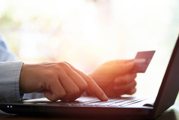 Vstupní objednávka a kód kreditní karty do počítače notebooku pro online nákupní koncept. - Fotografie, Obrázek