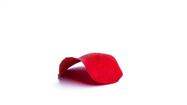 pétale de rose rouge isolé sur un fond blanc. Des pétales volants. Photo de haute qualité - Photo, image