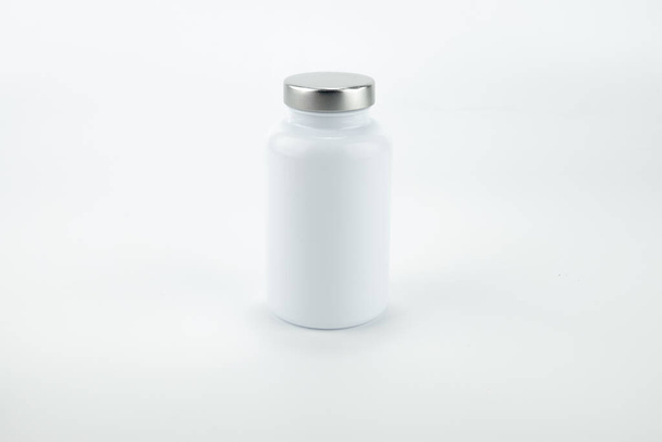 Pillole bottiglia isolata su sfondo bianco. - Foto, immagini