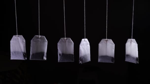 Teebeutel auf dunklem Hintergrund in Nahaufnahme - Filmmaterial, Video