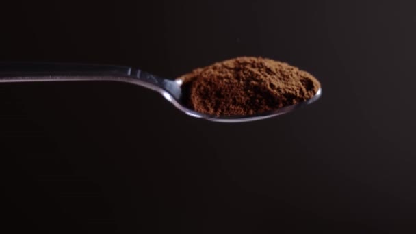 Instant koffielepel close-up. langzaam gieten van koffie in een kopje - Video