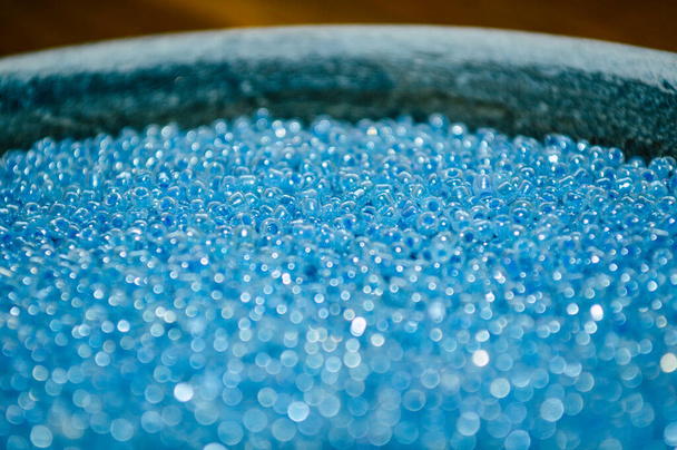 Glanzende blauwe kralen close-up in detail - Foto, afbeelding