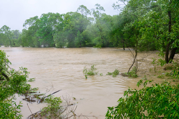 Der Fluss trat nach anhaltenden schweren Regenfällen über die Ufer, ein Umweltproblem, ein Naturphänomen. - Foto, Bild