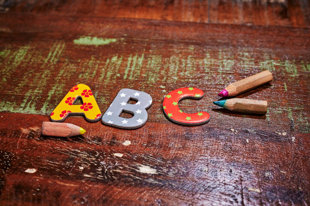 Auburn fa asztal színes betűkkel, amelyek alkotják a kifejezés ABC. - Fotó, kép