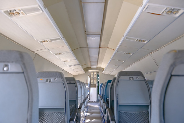 εσωτερικό ενός αεροπλάνου με πολλά καθίσματα - Φωτογραφία, εικόνα