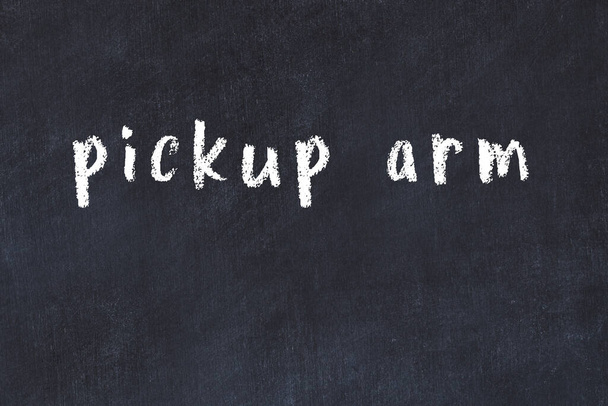 Krijt handgeschreven inscriptie pick-up arm op zwart bureau - Foto, afbeelding