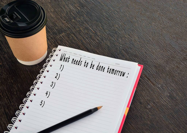 Not defterinde bir fincan kahve ve bir kalem arkaplanı olan metin - Fotoğraf, Görsel