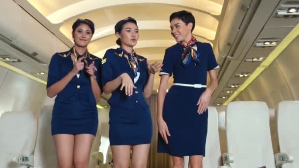 A légiutas-kísérők örömmel táncolnak a repülőn - Felvétel, videó