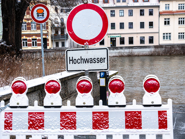 Waarschuwing waarschuwingsbord voor overstromingen als gevolg van smeltende sneeuw - Foto, afbeelding
