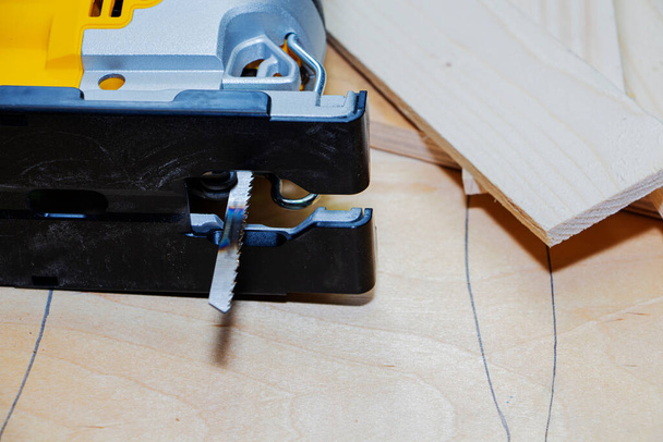 herramientas eléctricas, trabajando con un rompecabezas eléctrico y madera - Foto, imagen