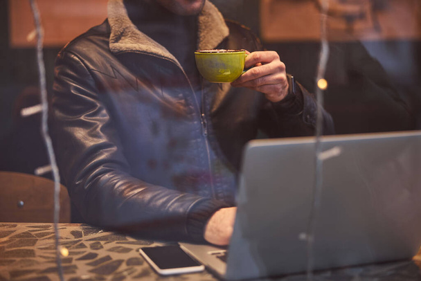 Homem relaxante com café e laptop no bar - Foto, Imagem