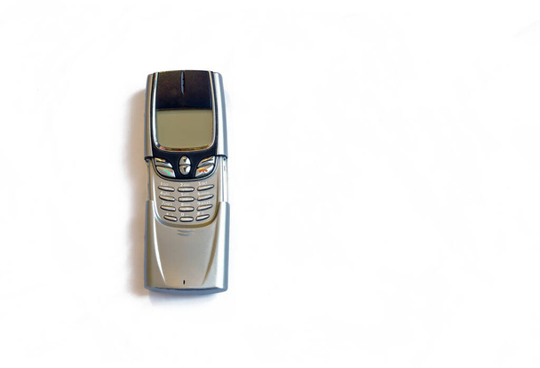 teléfono celular retro acostado sobre un fondo blanco - Foto, imagen