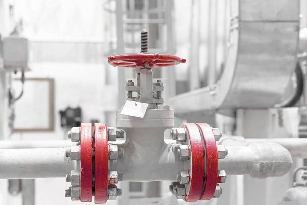 válvula de processo vermelho está aberto para fornecimento de gás natural - Foto, Imagem