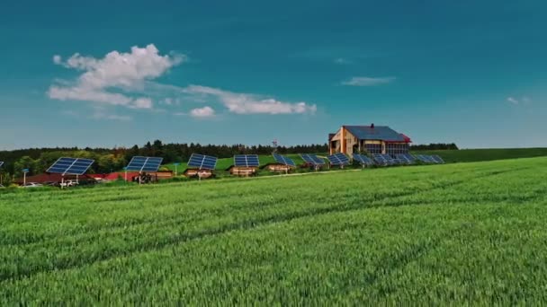 Napelemek a vidéki házak tetőin - Felvétel, videó
